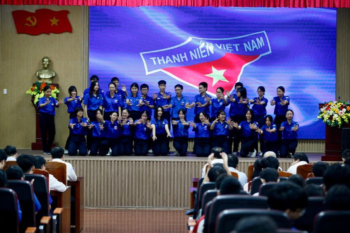 Học sinh trường THPT Quốc học Huế biểu diễn văn nghệ mở màn lễ khai mạc. Ngày hội Văn hóa đọc trong thanh niên hướng đến khuyến khích việc đọc chủ động, có chọn lọc, đồng thời kết nối truyền thống hiếu học của Huế với nhu cầu học tập và phát triển năng lực trong thời đại số.