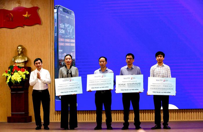 Đại diện Hội Xuất bản Việt Nam cùng các đơn vị trao tặng trực tiếp 3.000 bản sách in cho thư viện Trường THPT Chuyên Quốc Học Huế. Tạp chí Tri Thức - Znews đại điện trao tặng 345 thẻ VIP đọc sách cùng 4 thư viện sách nói Voiz FM cho các trường học trên địa bàn TP Huế. Nhiều suất học bổng được gửi đến các em học sinh có hoàn cảnh khó khăn.