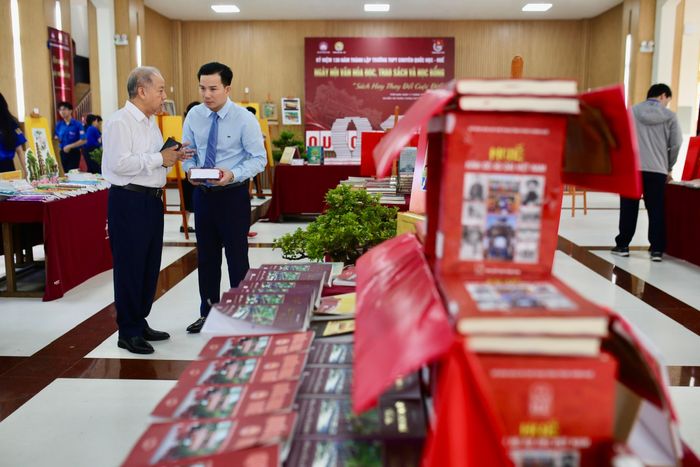 Tham quan gian trưng bày sách trong khuôn khổ ngày hội, ông Phan Ngọc Thọ (trái), nguyên Phó bí thư Thường trực Tỉnh ủy - Chủ tịch UBND tỉnh Thừa Thiên Huế, dành thời gian tìm hiểu các không gian tri thức dành cho học sinh. Sự kiện còn có sự tham gia của PGS.TS Phạm Minh Tuấn (Phó Tổng biên tập Tạp chí Cộng sản, Chủ tịch Hội Xuất bản Việt Nam), ông Nguyễn Chí Tài (Phó bí thư Thành ủy, Chủ tịch Ủy ban MTTQ Việt Nam TP Huế), Thiếu tướng Ngô Nam Cường (Đại biểu Quốc hội khóa XVI, Phó Tư lệnh Quân khu 4) và đồng chí Nguyễn Thanh Hoài (Bí thư Thành đoàn TP Huế).
