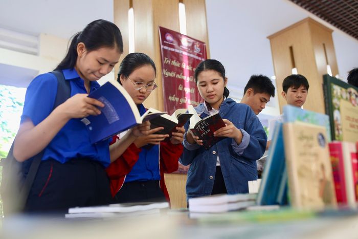 Các gian hàng và không gian trưng bày sách được mở cửa từ sớm, thu hút đông đảo học sinh tham quan, đọc sách tại chỗ. Các em tìm hiểu các đầu sách thuộc nhiều lĩnh vực khác nhau và có dịp lắng nghe chia sẻ về thói quen đọc sách của các chuyên gia.
