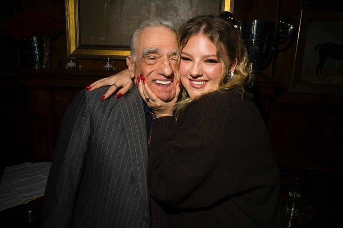  Francesca Scorsese, con gái đạo diễn Martin Scorsese, cũng tận dụng chính mối quan hệ cha con để xây dựng sức hút trên TikTok. Những video cô thử thách cha nhận diện đồ dùng của phụ nữ hay giải nghĩa tiếng lóng của Gen Z thu hút hàng triệu lượt xem, đồng thời biến hình ảnh đời thường của vị đạo diễn từng đoạt Oscar thành nội dung được thế hệ trẻ quan tâm. Theo Hoepfner, thay vì né tránh lợi thế gia đình như thế hệ trước, các “nepo baby” ngày nay chủ động tận dụng danh tiếng của cha mẹ để xây dựng hình ảnh cá nhân. Đây cũng là lý do họ được các thương hiệu thời trang và giải trí săn đón, nhờ khả năng thu hút sự chú ý và tiếp cận công chúng sẵn có. Ảnh: @francesca.scorsese. 