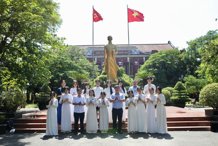  Theo PGS.TS Phạm Minh Tuấn, người trẻ cần tiếp cận tri thức bằng tư duy chủ động, đưa việc đọc sách trở thành thói quen và trở thành người lan tỏa văn hóa này ra cộng đồng. Ảnh: Quốc Anh. 