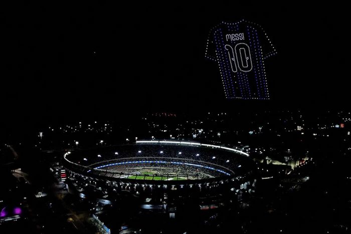  Màn trình diễn drone tái hiện chiếc áo đấu của Lionel Messi trên bầu trời sân vận động tại Buenos Aires (Argentina) ngày 6/10, sau trận đấu quốc tế cuối cùng của siêu sao này trong màu áo đội tuyển quốc gia. 