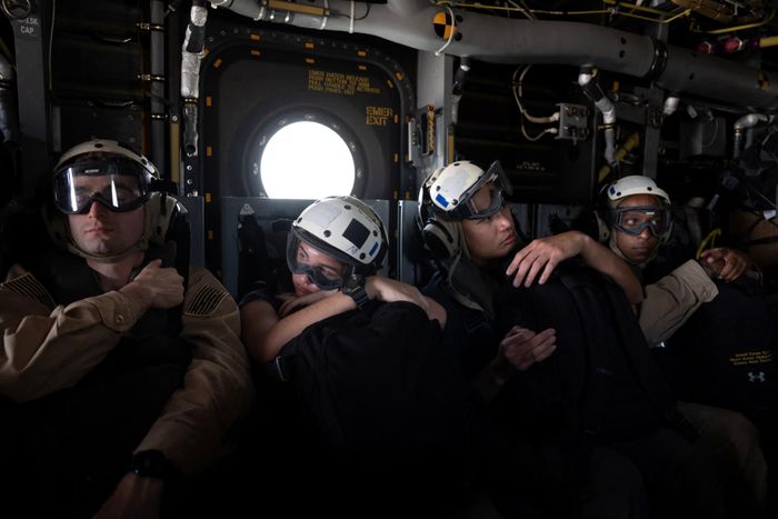  Thủy thủ Hải quân Mỹ trên máy bay vận tải MV-22 Osprey di chuyển tới tàu sân bay USS George Washington hoạt động trên biển Arab. Các hoạt động ban đêm vẫn diễn ra trên boong tàu sân bay lớp Nimitz này, trong bối cảnh con tàu có khả năng chở hơn 5.000 người đang tham gia thực thi lệnh phong tỏa hải quân của Mỹ đối với Iran và hỗ trợ bảo vệ các tàu thương mại đi qua eo biển Hormuz. 