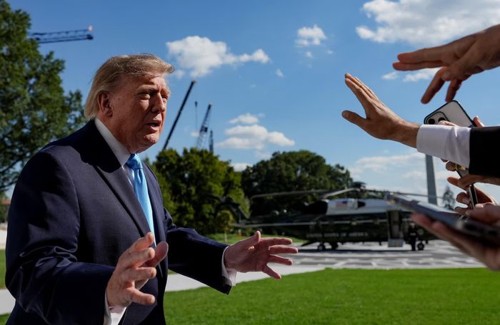  Tổng thống Mỹ Donald Trump trả lời báo chí tại bãi cỏ phía Nam Nhà Trắng ngày 5/10, trước khi lên trực thăng Marine One để tới thành phố Grand Island (Mỹ) bang Nebraska. 
