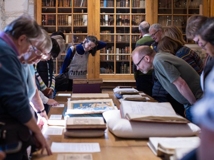  Dù chứa nhiều hiện vật quý hiếm, Fellows’ Library không hoàn toàn khép kín với công chúng. Các nhà nghiên cứu có thể đặt lịch để tiếp cận bộ sưu tập. Cùng với đó, một số hiện vật thường xuyên được giới thiệu tại Treasury - bảo tàng của trường. Thư viện cũng tổ chức các chuyến tham quan trong khuôn khổ Heritage Open Days vào tháng 9 hàng năm. Bên cạnh đó, danh mục sách cũng được chia sẻ qua các cơ sở dữ liệu. Thậm chí, một số bản thảo Trung cổ có thể xem trực tuyến, giúp người nghiên cứu tiếp cận tư liệu ngay cả khi không trực tiếp đến trường. 