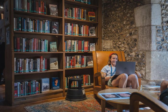  Theo thông tin được công bố trên trang web chính thức của nhà trường, Moberly Library có lịch sử gắn với nỗ lực mở rộng cơ hội đọc sách cho học sinh. Ý tưởng xây dựng thư viện được đưa ra năm 1866 nhằm tưởng niệm TS George Moberly - hiệu trưởng nhà trường. Công trình do kiến trúc sư William Butterfield thiết kế, hoàn thành vào tháng 7/1870 và chính thức sẵn sàng phục vụ người đọc vào lễ Phục sinh năm 1871. Đây là thư viện đầu tiên của trường được xây dựng để tất cả nam sinh có thể sử dụng, thay vì chỉ dành cho nhóm học sinh giữ chức vụ như những thư viện trước đó. 