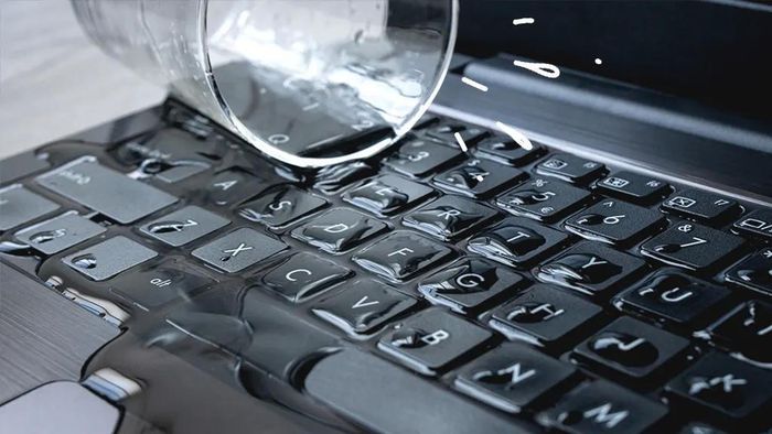  Nước lọt qua bàn phím có thể tiếp cận linh kiện bên trong laptop, nên cần ngắt nguồn càng sớm càng tốt. Ảnh: Asurion. 