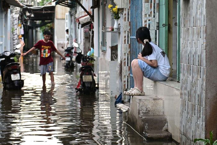  Theo Đài Khí tượng Thủy văn Nam Bộ, ngày 10/10, mực nước tại các trạm Phú An, Nhà Bè và Thủ Dầu Một đều vượt báo động III. Triều cường được dự báo tiếp tục dâng trong hai ngày 11-12/10, làm tăng nguy cơ ngập tại các khu vực trũng thấp, ven sông. 