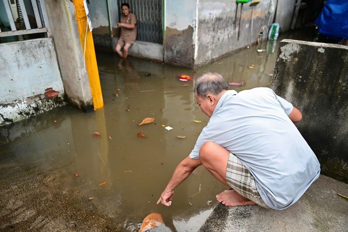  Theo ghi nhận của Tri Thức - Znews nước bắt đầu dâng trên đường Rạch Cùng từ khoảng 16h. Mực nước tăng dần, phủ kín mặt đường và tràn vào một số nhà dân, khiến người dân phải theo dõi tình hình để chủ động ứng phó. 
