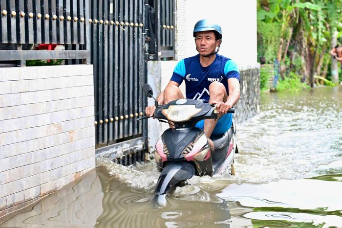  Mực nước có thời điểm dâng gần nửa mét, khiến nhiều xe máy bị ngập phần bánh và thân xe phía dưới. Người dân phải cân nhắc khi di chuyển qua đoạn đường ngập sâu để hạn chế rủi ro cho phương tiện. 