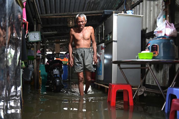 Không chỉ gây ngập đường, nước còn tràn qua cửa, vào khu vực sinh hoạt của một số hộ dân trên đường Rạch Cùng. Người dân phải tìm cách hạn chế nước vào nhà, đồng thời di chuyển đồ đạc lên vị trí cao để tránh bị ngâm nước.
