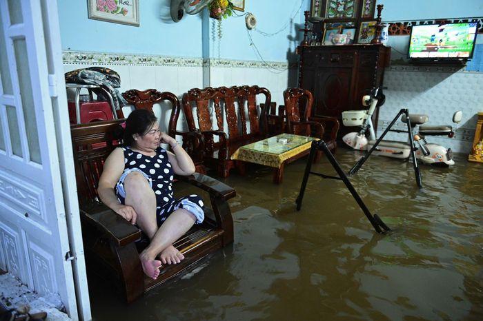  "Mỗi năm nước dâng cao tràn vào nhà khiến nhiều đồ đạc như bàn ghế, tủ bị ngâm nước, hư hỏng hết năm nào cũng vậy. Gia đình tôi đã ba lần nâng nền nhà để chống ngập, nhưng nước vẫn tiếp tục tràn vào mỗi khi triều lên", bà Ngọc Mỹ (57 tuổi, nhà số 138) cho biết. 