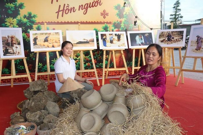 Nghệ nhân nói về nghệ thuật nung gốm bằng rơm