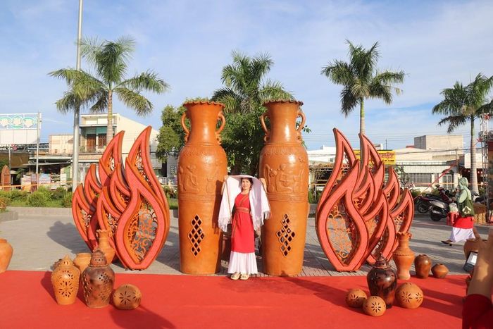 Thiếu nữ Chăm bên cặp bình gốm khổng lồ