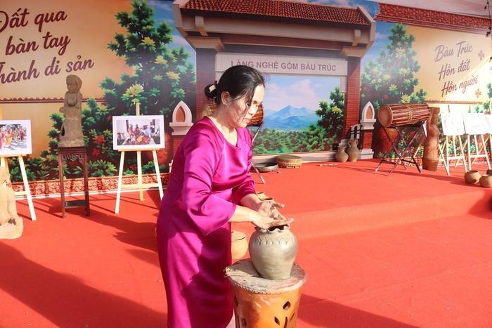 Nghệ nhân Châu Thị Nghiệp (dân tộc Chăm) – người đã có gần 40 năm gắn bó với gốm Bàu Trúc
