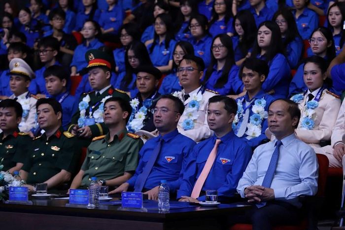 Ủy viên Trung ương Đảng, Phó Bí thư chuyên trách Đảng ủy MTTQ, Các Đoàn thể Trung ương Phạm Tất Thắng; Uỷ viên dự khuyết Trung ương Đảng, Bí thư Thường trực Trung ương Đoàn, Chủ tịch Trung ương Hội Sinh viên Việt Nam Nguyễn Minh Triết cùng đại diện lãnh đạo Trung ương Đoàn dự Lễ trao giải "Thanh niên sống đẹp"
