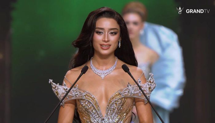 Emoura Phạm trong phần thi thuyết trình