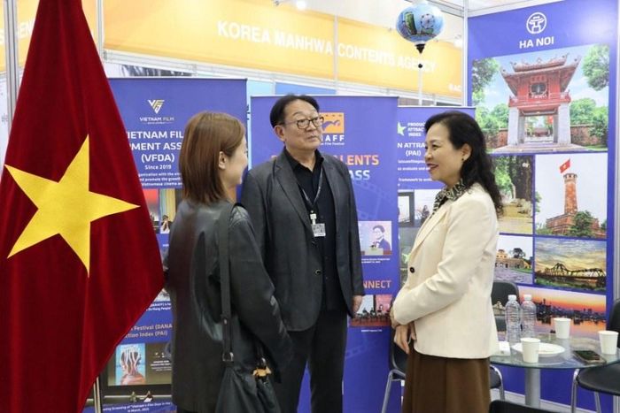 Ông Park Kwang Su - Chủ tịch Liên hoan phim Quốc tế Busan (giữa) tham dự buổi khai trương gian hàng Điện ảnh Việt Nam