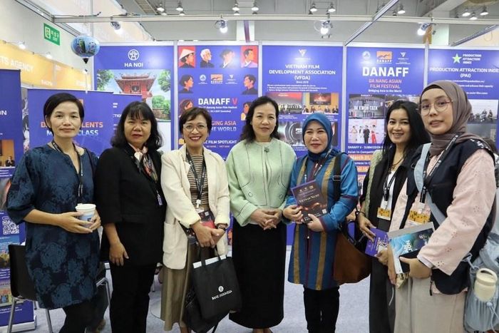 Đoàn Indonesia do bà Irini Dewi Wanti, Giám đốc Phân cục Điện ảnh, Âm nhạc và Nghệ thuật thuộc Cục Phát triển, Khai thác và Nâng cao Năng lực Văn hóa, Bộ Văn hóa Indonesia (thứ ba từ bên phải sang), dẫn đầu thăm gian hàng Điện ảnh Việt Nam