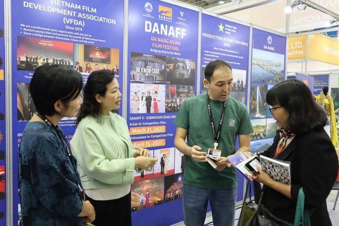 Đạo diễn Dastan Zhapar Ryskeldi (Kyrgyzstan) tham dự buổi khai trương gian hàng điện ảnh Việt Nam