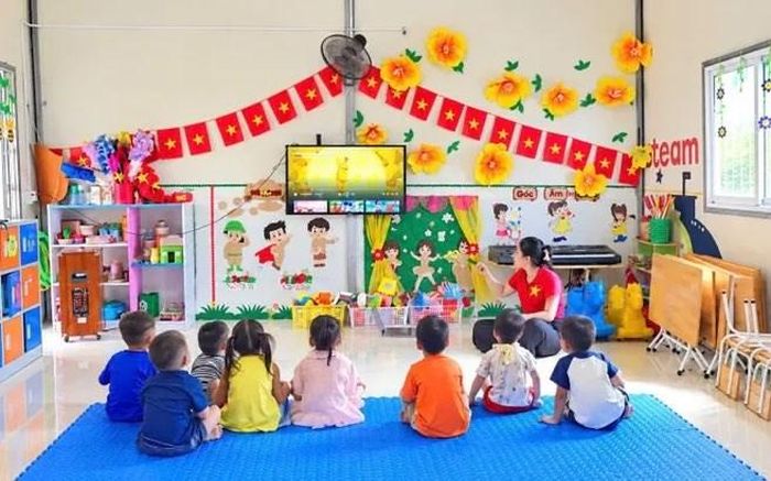 Cô và trò tại điểm trường Nà Pán được tiếp cận nhiều nội dung đa dạng khi có internet phủ sóng