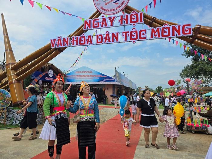 Phụ nữ Mông trong trang phục rực rỡ tại Ngày hội