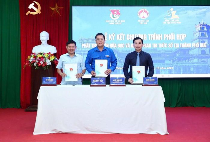 Đại diện 3 đơn vị ký kết chương trình phối hợp phát triển văn hóa đọc và không gian trí thức số tại TP. Huế. Ảnh: T.Đoàn