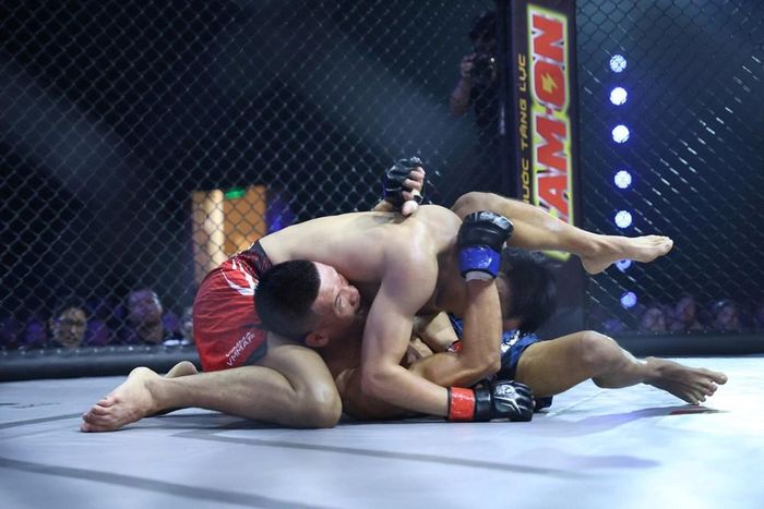 Sức ép của Đỗ Huy Hoàng được thể hiện rõ trong hiệp 1, với một tình huống knockdown cùng cơ hội kết thúc trận đấu rất gần