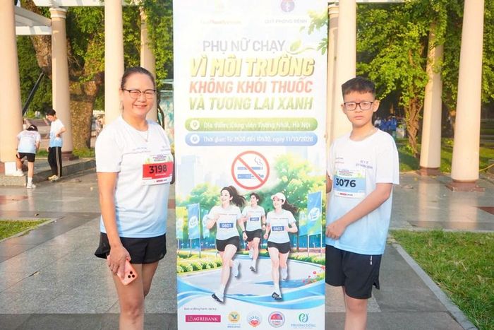 Chị Trần Thu Hương cùng con trai tham gia Giải chạy “Phụ nữ chạy vì môi trường không khói thuốc và Tương lai xanh năm 2026”
