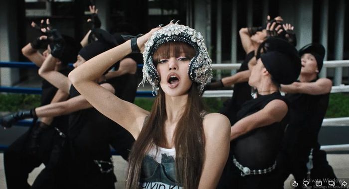 Lisa gây ấn tượng với hình ảnh cá tính và vũ đạo trong MV "SaWaDiKa"