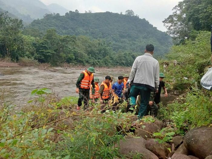 Lực lượng chức năng khu vực biên giới tại xã Dân Hoá tìm thấy thi thể người phụ nữ mất tích do lũ cuốn ngày 10.10