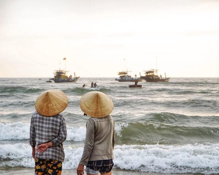 Chờ lượt cá kế tiếp được đưa về bờ từ các tàu cá vẫn còn ở phía khơi xa
