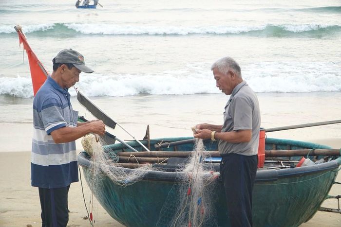 Gỡ lưới, thu hoạch những con ghẹ, cá còn mắc lại trong lưới sau chuyến biển