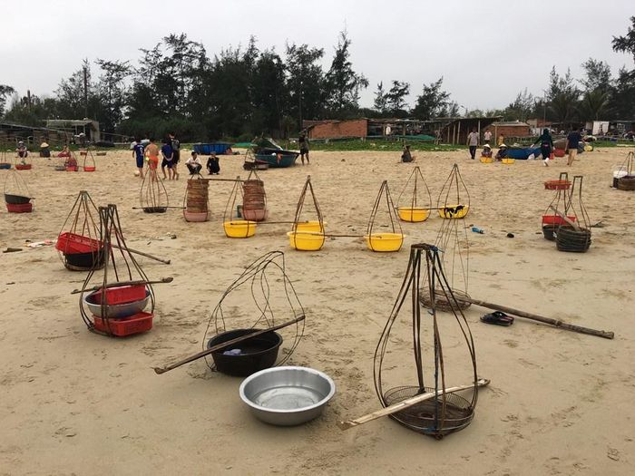 Quang gánh, thau và rổ cá được đặt trên bãi cát, hình thành không gian mua bán ngay bên biển. Phụ nữ ở chợ cá Bình Minh gọi vui đây là "sạp" của mỗi người