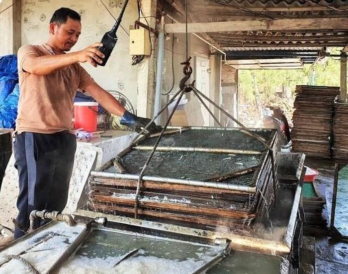 Những phên cá được xếp chồng và đưa vào hệ thống hấp. Người làm nghề theo dõi nhiệt độ, thời gian để cá chín đều, giữ chất lượng cho công đoạn tiếp theo