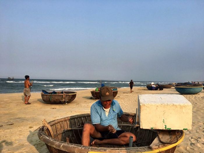 Sửa soạn ngư cụ cho ngày đi biển mới
