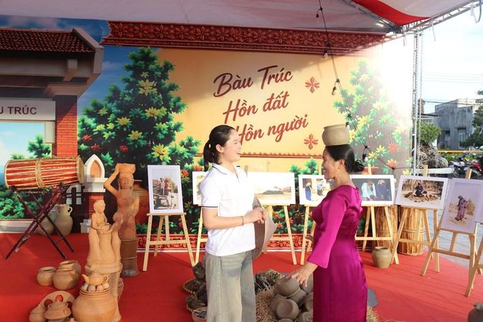 Trình diễn đội gốm Chăm