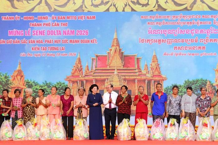 Ban tổ chức trao quà cho các hộ gia đình Khmer khó khăn trên địa bàn