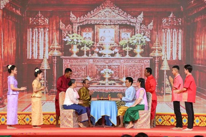 Tiết mục sân khấu hóa “Mừng Lễ Sene Dolta” do Đoàn nghệ thuật Khmer TP. Cần Thơ dàn dựng và biểu diễn