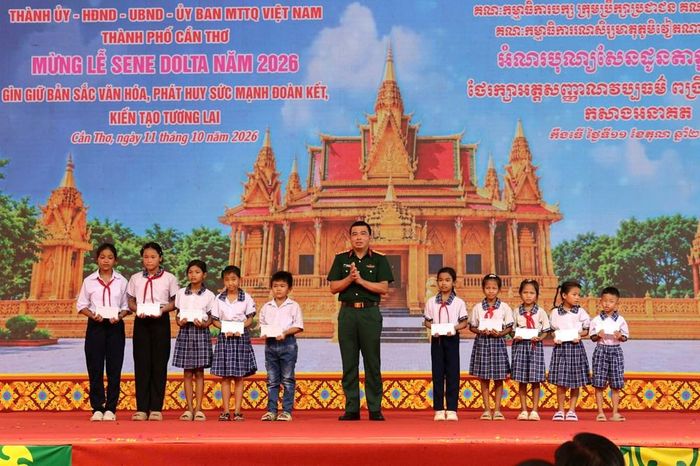 Trao học bổng cho các em học sinh vượt khó học giỏi
