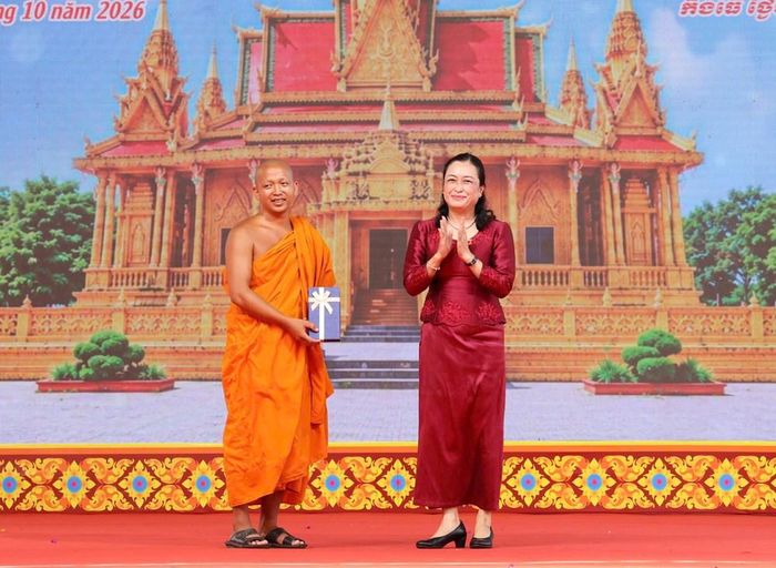 Phó Chủ tịch Hội đồng Dân tộc của Quốc hội Trần Thị Hoa Ry trao quà chúc mừng chùa Đay Om Pu nhân dịp Lễ Sene Dolta
