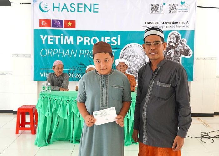 Em Sa La Mách Bu Sa Lam, học sinh Trường Tiểu học và Trung học cơ sở Đa Phước, xã Vĩnh Hậu, nhận kinh phí hỗ trợ từ chương trình
