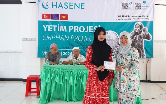 Bà Sity Hara, Ủy viên Ủy ban Trung ương Mặt trận Tổ quốc Việt Nam xã trao kinh phí hỗ trợ cho trẻ em mồ côi dân tộc Chăm