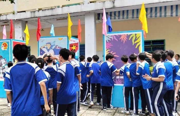 Triển lãm tuyên truyền về biên giới và biển đảo Việt Nam đã thu hút sự quan tâm của các em học sinh