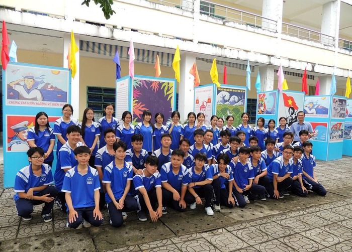 Học sinh các lớp đến xem triển lãm và chụp hình lưu niệm