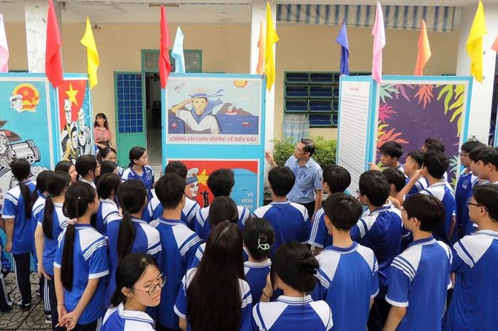 Học sinh Trường THPT Nguyễn Trung Trực 1 xem triển lãm tuyên truyền về biên giới và biển đảo Việt Nam