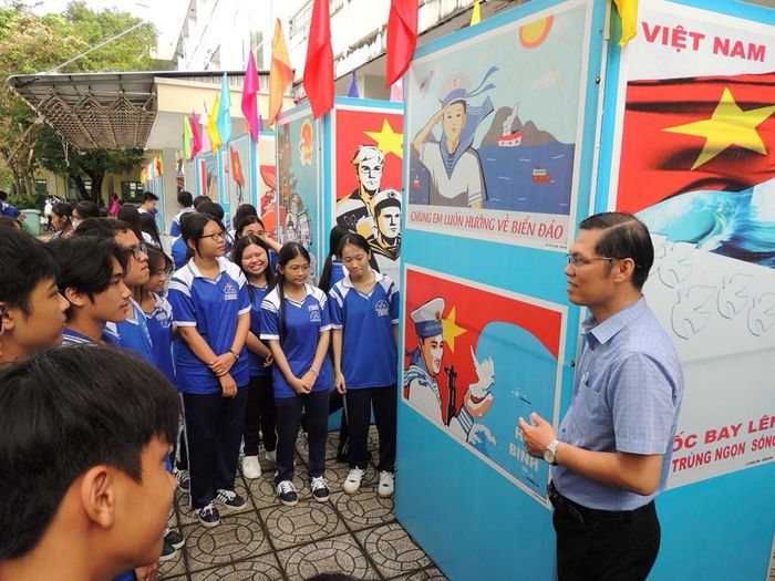 Thầy Trần Văn Kỹ, giáo viên Trường THPT Nguyễn Trung Trực 1 giới thiệu về triển lãm cho các em hoc sinh