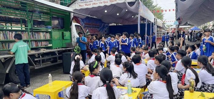 Xe Thư viện lưu động phục vụ đông đảo bạn đọc