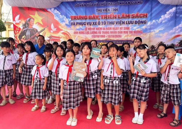 Học sinh đến tìm hiểu thông tin tại khu trưng bày sách